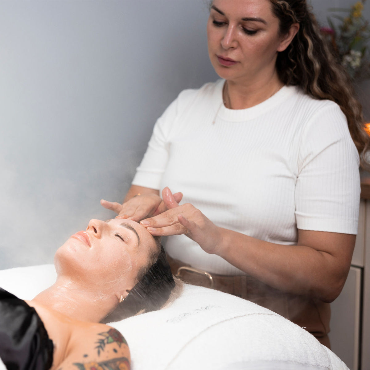 chloe regan founder of crave skin preforming a facial treatment at chloe regan cometic clinic noosa sunshine coast qld